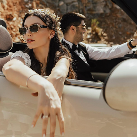 Çoğu çiftimiz kamera karşısında ne yapacağını bilememekten veya gergin görünmekten çekinir. Ancak profesyonel bir ekiple çalışmanın farkı tam da burada ortaya çıkar. Çekimlerimiz sırasında sizi kalıplaşmış, yapay pozlara zorlamıyoruz. Bunun yerine, sizin en doğal halinizi yakalamak için samimi bir atmosfer yaratıyoruz. Siz aşkınızın tadını çıkarırken, biz o en doğal gülüşlerinizi, bakışlarınızı ve heyecanınızı Alanya'nın eşsiz manzarası eşliğinde kayıt altına alıyoruz. Amacımız, albümünüze baktığınızda "Ne kadar da gergindik" değil, "Ne kadar çok eğlenmiştik!" demenizdir.