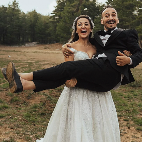 Alanya düğün fotoğrafçısı olarak işimiz çekim bittiğinde sona ermiyor. Çekilen binlerce kare arasından en iyilerini titizlikle seçiyor ve profesyonel düzenleme (retouch) işlemlerinden geçiriyoruz. Renk tonlamasından cilt düzeltmelerine kadar her detayla tek tek ilgileniyoruz. Teslim ettiğimiz albümler ve dijital kopyalar, yıllar geçse de solmayacak baskı kalitesine sahiptir. En özel gününüzü şansa bırakmayın; profesyonel, güvenilir ve kaliteli bir hizmetle anılarınızı garanti altına alın.